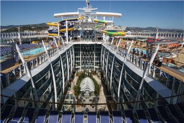 Oase in der Shiffsmitte: Der Central Park auf der „Symphony of the Seas“ mit echten Pflanzen und Vogelgezwitscher aus Lautsprechern. Foto: Philipp Laage