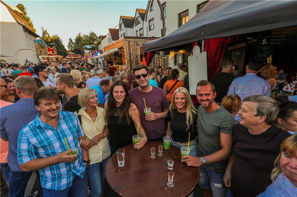 Ob Bierstand oder Cocktailbar: Die Kirmes ist der jährliche Treffpunkt für Alteingesessene, Fortgezogene und Neubürger.