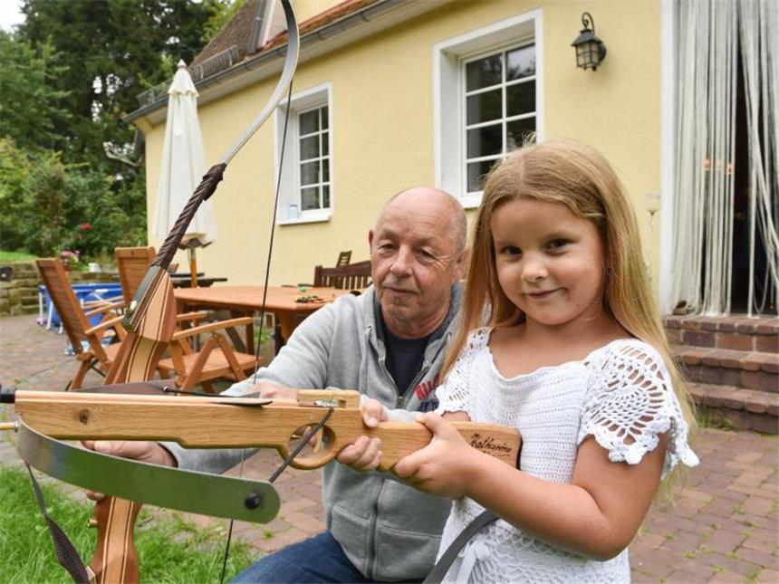 "Guck mal, da kommt der Opa": Im Alter noch mal Vater werden Ob Bogenschießen oder im Garten herumtollen: Mit seiner Jüngsten möchte Reiner Kuhn genauso aktiv sein wie mit seinen älteren Töchtern. Foto: Uwe Zucchi/dpa-tmn