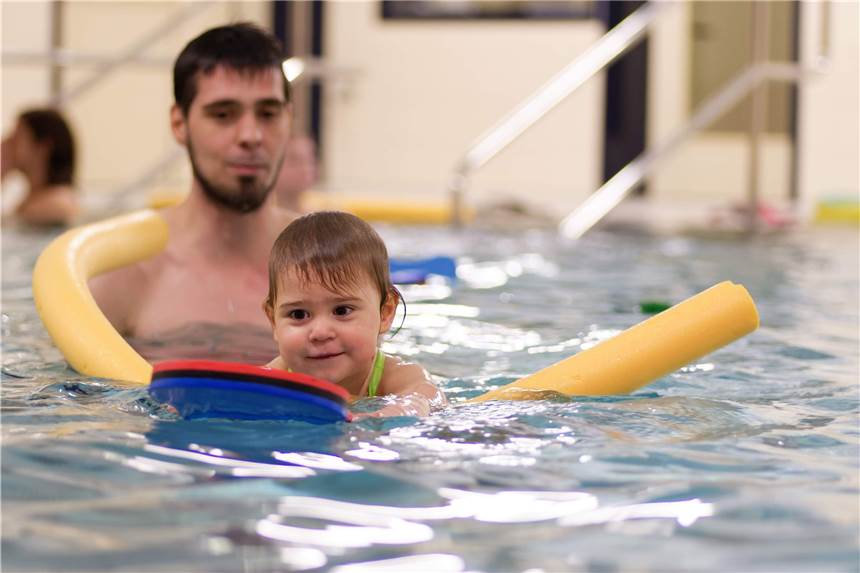 Kurse im Lehrschwimmbecken fallen noch länger aus Ob das Kinderschwimmen der DLRG kann erst am 5. November wieder stattfinden. Mara und Papa Jan müssen warten: Die Pumpe im Lehrschwimmbecken ist kaputt.