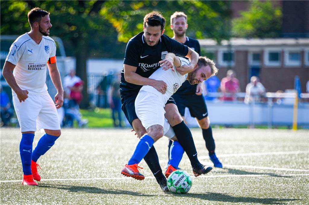 BV Brambauer nach Derbypleite am Bezirksliga-Abgrund – Restprogramm hat es in sich Ob Dennis Köse (l.) und der BV Brambauer auch in der kommenden Spielzeit gegen BW Alstedde spielen werden, ist derzeit äußerst ungewiss.