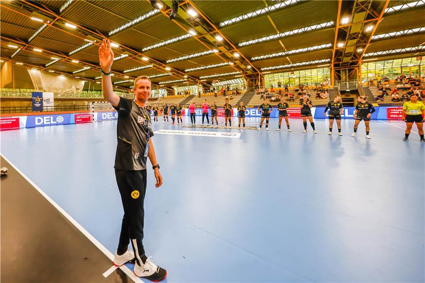 Ob die Handballerinnen des BVB mit Trainer André Fuhr (v.l.) in der Champions League gegen HC Rostov-Don in der Helmut-Körnig-Halle antreten können, steht noch nicht fest.