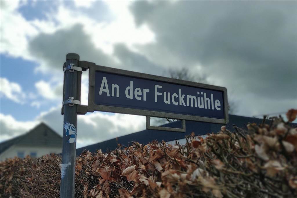 Die kuriosesten Straßennamen in der Stadt und deren Bedeutung Straßenschild "An der Fuckmühle" in Dingen