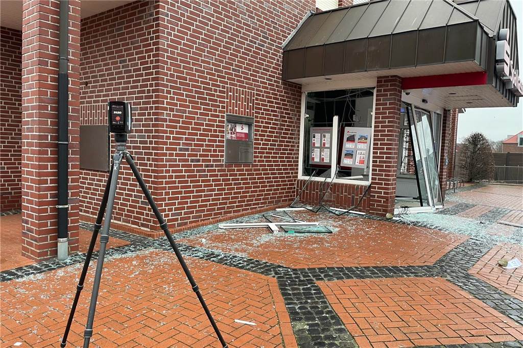 Geldautomat in Alstätte gesprengt: Polizei fahndet nach Tätern Ob die Täter Beute machten, ist derzeit noch unklar und Teil der Ermittlungen.