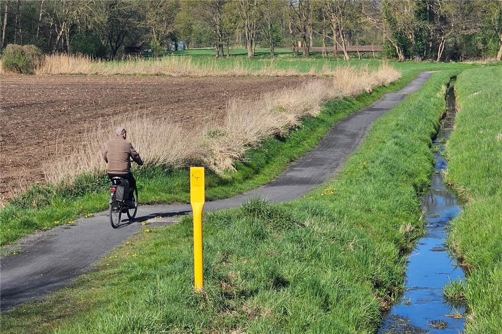 Mysteriöse Kreise: Historische Sensation verborgen am Donaugraben? Ein Radfahrer fährt auf einem Radweg am Donaugraben in Heek entlang.