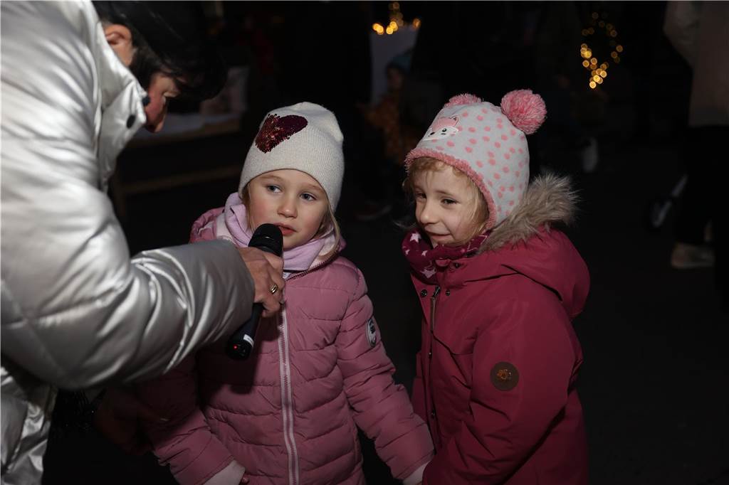 Ob drinnen in der Friedenskirche mit Musik und Gesang oder um die Friedenskirche herum - der Adventsmarkt in der Selmer Altstadt punktete auch am zweiten Tag - Samstag, 30. November - mit schöner Atmosphäre.