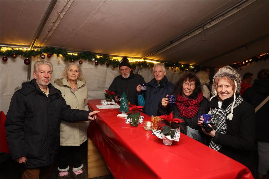 Ob drinnen in der Friedenskirche mit Musik und Gesang oder um die Friedenskirche herum - der Adventsmarkt in der Selmer Altstadt punktete auch am zweiten Tag - Samstag, 30. November - mit schöner Atmosphäre.