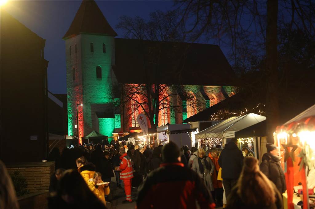 Ob drinnen in der Friedenskirche mit Musik und Gesang oder um die Friedenskirche herum - der Adventsmarkt in der Selmer Altstadt punktete auch am zweiten Tag - Samstag, 30. November - mit schöner Atmosphäre.