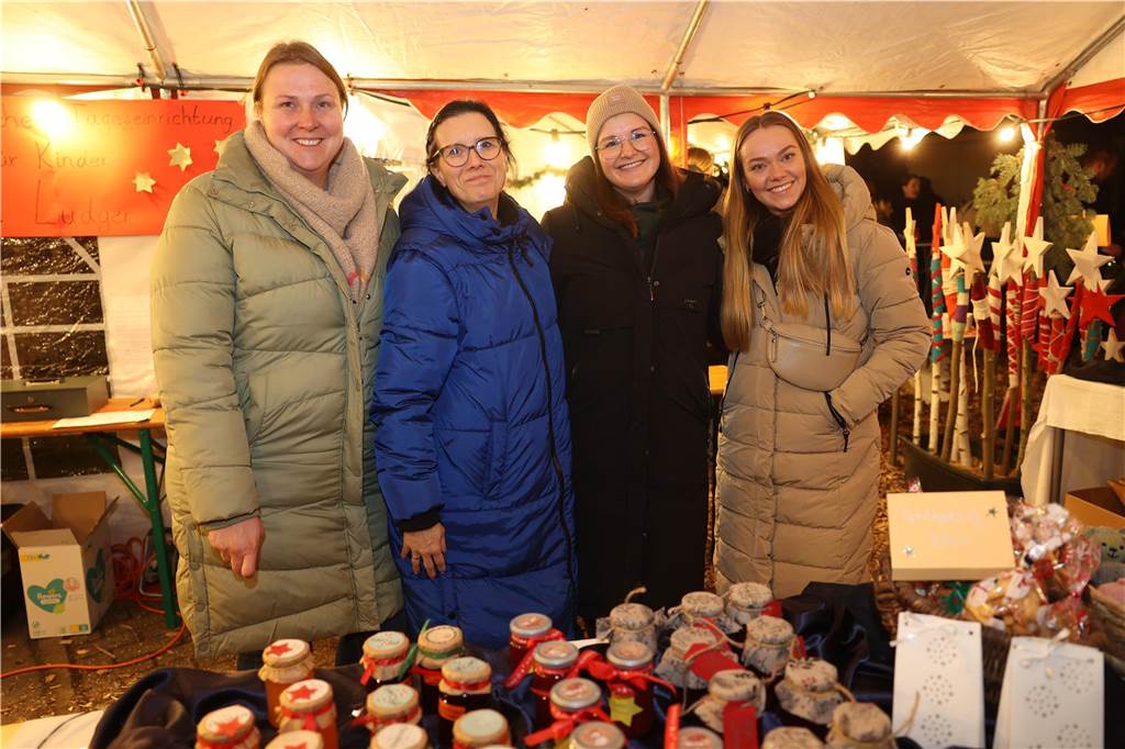 Ob drinnen in der Friedenskirche mit Musik und Gesang oder um die Friedenskirche herum - der Adventsmarkt in der Selmer Altstadt punktete auch am zweiten Tag - Samstag, 30. November - mit schöner Atmosphäre.