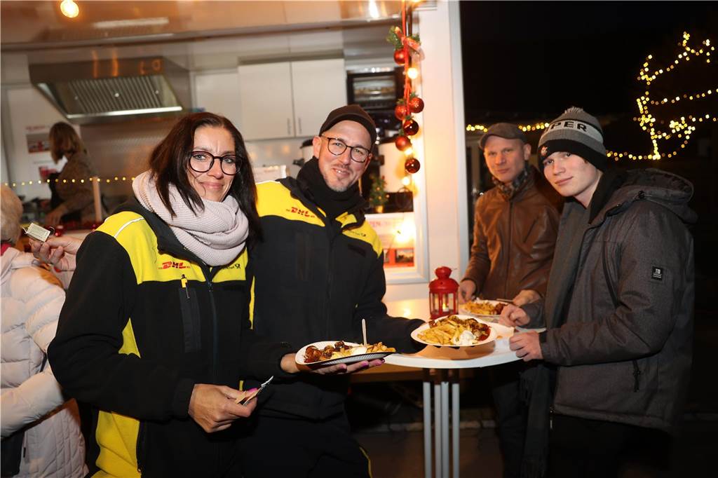 Ob drinnen in der Friedenskirche mit Musik und Gesang oder um die Friedenskirche herum - der Adventsmarkt in der Selmer Altstadt punktete auch am zweiten Tag - Samstag, 30. November - mit schöner Atmosphäre.