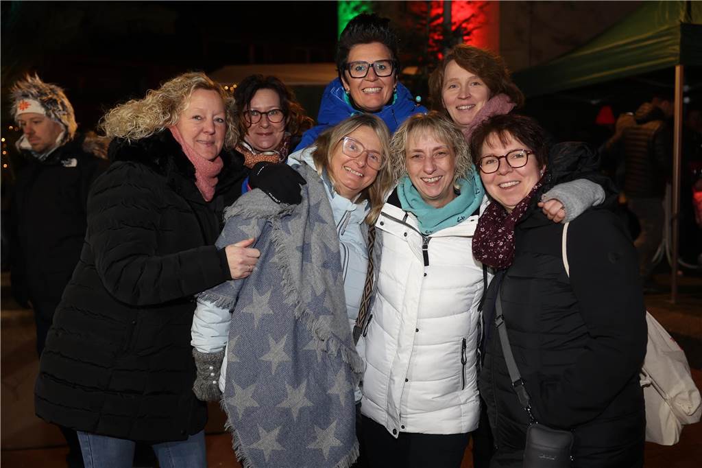 Ob drinnen in der Friedenskirche mit Musik und Gesang oder um die Friedenskirche herum - der Adventsmarkt in der Selmer Altstadt punktete auch am zweiten Tag - Samstag, 30. November - mit schöner Atmosphäre.
