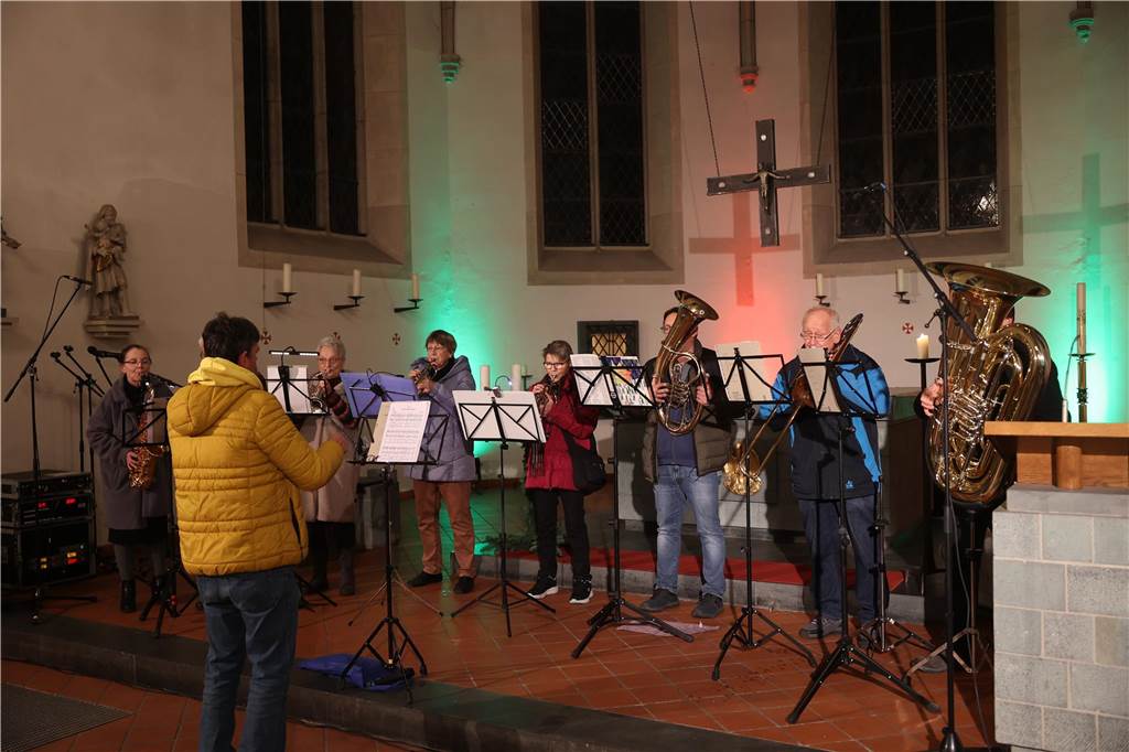 Ob drinnen in der Friedenskirche mit Musik und Gesang oder um die Friedenskirche herum - der Adventsmarkt in der Selmer Altstadt punktete auch am zweiten Tag - Samstag, 30. November - mit schöner Atmosphäre.
