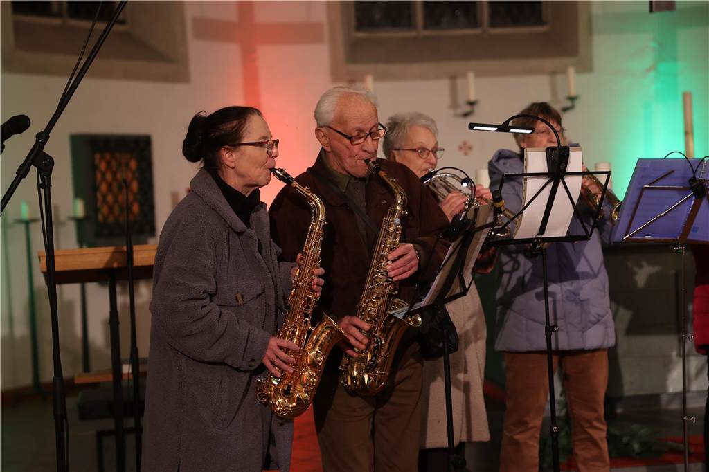 Ob drinnen in der Friedenskirche mit Musik und Gesang oder um die Friedenskirche herum - der Adventsmarkt in der Selmer Altstadt punktete auch am zweiten Tag - Samstag, 30. November - mit schöner Atmosphäre.