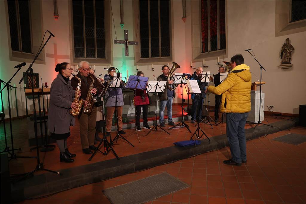 Ob drinnen in der Friedenskirche mit Musik und Gesang oder um die Friedenskirche herum - der Adventsmarkt in der Selmer Altstadt punktete auch am zweiten Tag - Samstag, 30. November - mit schöner Atmosphäre.