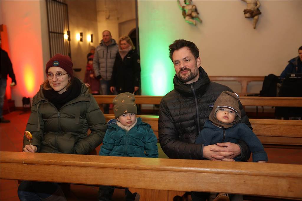 Ob drinnen in der Friedenskirche mit Musik und Gesang oder um die Friedenskirche herum - der Adventsmarkt in der Selmer Altstadt punktete auch am zweiten Tag - Samstag, 30. November - mit schöner Atmosphäre.