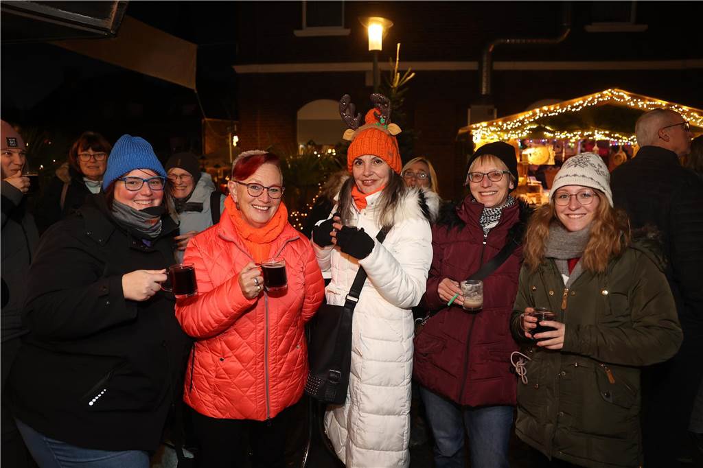 Ob drinnen in der Friedenskirche mit Musik und Gesang oder um die Friedenskirche herum - der Adventsmarkt in der Selmer Altstadt punktete auch am zweiten Tag - Samstag, 30. November - mit schöner Atmosphäre.