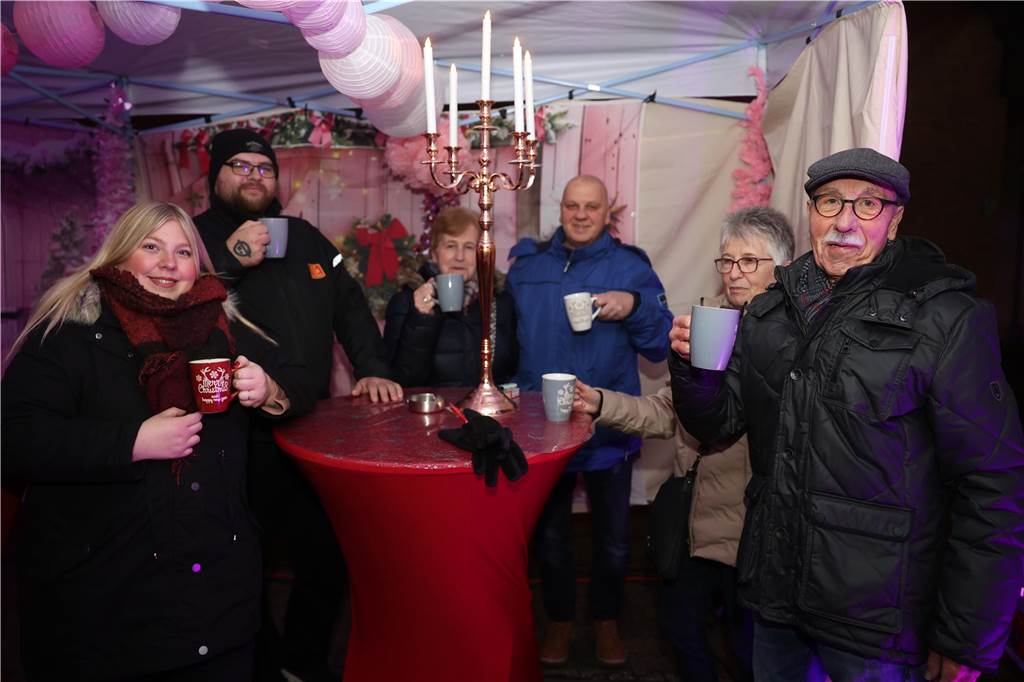 Ob drinnen in der Friedenskirche mit Musik und Gesang oder um die Friedenskirche herum - der Adventsmarkt in der Selmer Altstadt punktete auch am zweiten Tag - Samstag, 30. November - mit schöner Atmosphäre.