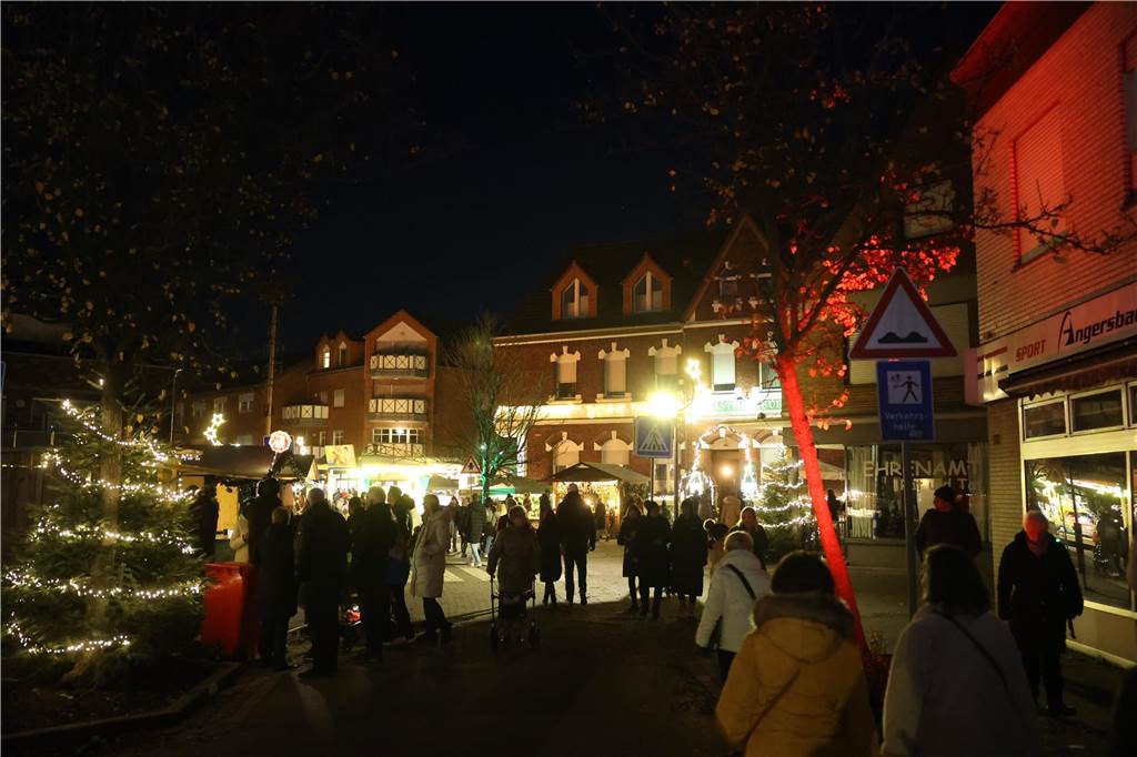 Ob drinnen in der Friedenskirche mit Musik und Gesang oder um die Friedenskirche herum - der Adventsmarkt in der Selmer Altstadt punktete auch am zweiten Tag - Samstag, 30. November - mit schöner Atmosphäre.