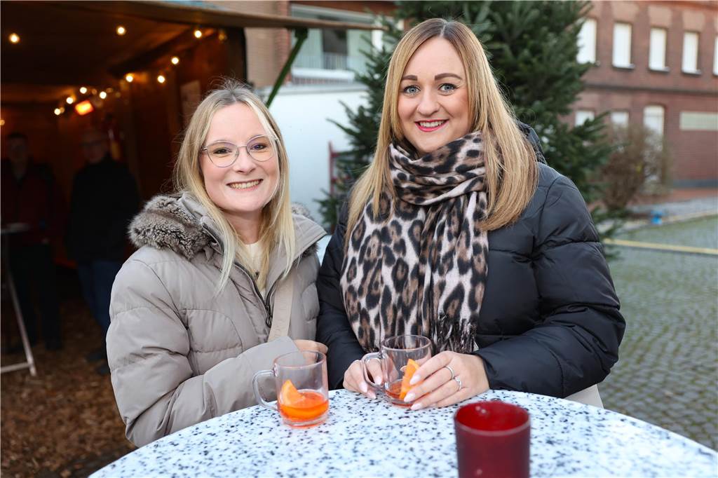 Ob drinnen in der Friedenskirche mit Musik und Gesang oder um die Friedenskirche herum - der Adventsmarkt in der Selmer Altstadt punktete auch am zweiten Tag - Samstag, 30. November - mit schöner Atmosphäre.