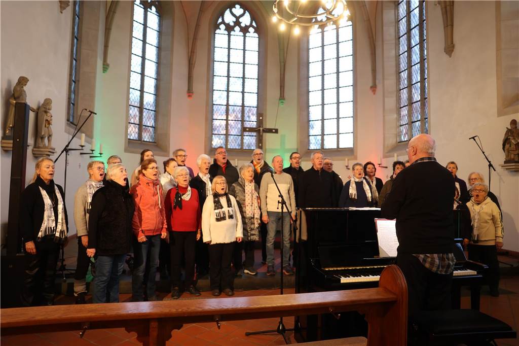 Ob drinnen in der Friedenskirche mit Musik und Gesang oder um die Friedenskirche herum - der Adventsmarkt in der Selmer Altstadt punktete auch am zweiten Tag - Samstag, 30. November - mit schöner Atmosphäre.