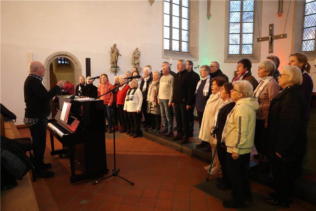 Ob drinnen in der Friedenskirche mit Musik und Gesang oder um die Friedenskirche herum - der Adventsmarkt in der Selmer Altstadt punktete auch am zweiten Tag - Samstag, 30. November - mit schöner Atmosphäre.