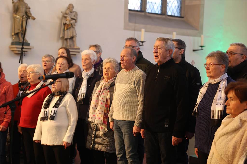 Ob drinnen in der Friedenskirche mit Musik und Gesang oder um die Friedenskirche herum - der Adventsmarkt in der Selmer Altstadt punktete auch am zweiten Tag - Samstag, 30. November - mit schöner Atmosphäre.