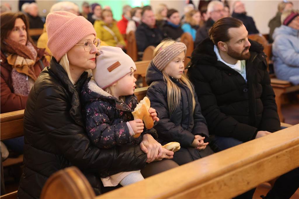 Ob drinnen in der Friedenskirche mit Musik und Gesang oder um die Friedenskirche herum - der Adventsmarkt in der Selmer Altstadt punktete auch am zweiten Tag - Samstag, 30. November - mit schöner Atmosphäre.