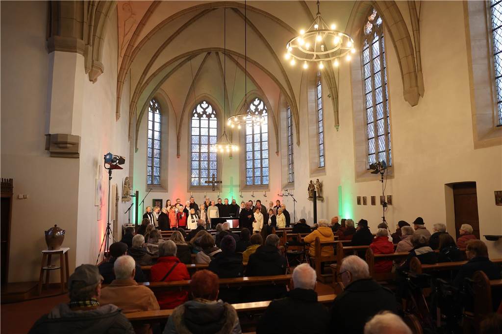 Ob drinnen in der Friedenskirche mit Musik und Gesang oder um die Friedenskirche herum - der Adventsmarkt in der Selmer Altstadt punktete auch am zweiten Tag - Samstag, 30. November - mit schöner Atmosphäre.