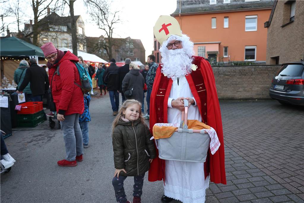 Ob drinnen in der Friedenskirche mit Musik und Gesang oder um die Friedenskirche herum - der Adventsmarkt in der Selmer Altstadt punktete auch am zweiten Tag - Samstag, 30. November - mit schöner Atmosphäre.