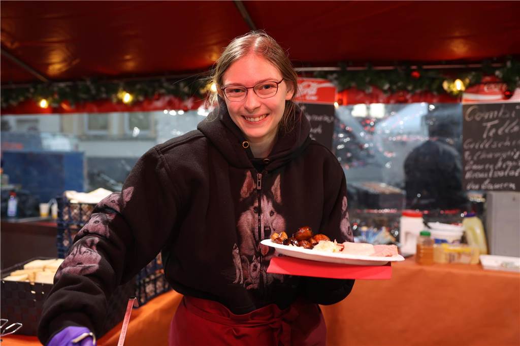 Ob drinnen in der Friedenskirche mit Musik und Gesang oder um die Friedenskirche herum - der Adventsmarkt in der Selmer Altstadt punktete auch am zweiten Tag - Samstag, 30. November - mit schöner Atmosphäre.