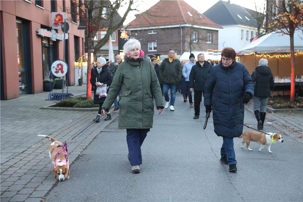 Ob drinnen in der Friedenskirche mit Musik und Gesang oder um die Friedenskirche herum - der Adventsmarkt in der Selmer Altstadt punktete auch am zweiten Tag - Samstag, 30. November - mit schöner Atmosphäre.
