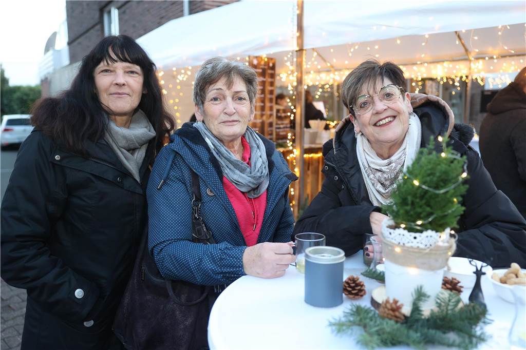 Ob drinnen in der Friedenskirche mit Musik und Gesang oder um die Friedenskirche herum - der Adventsmarkt in der Selmer Altstadt punktete auch am zweiten Tag - Samstag, 30. November - mit schöner Atmosphäre.