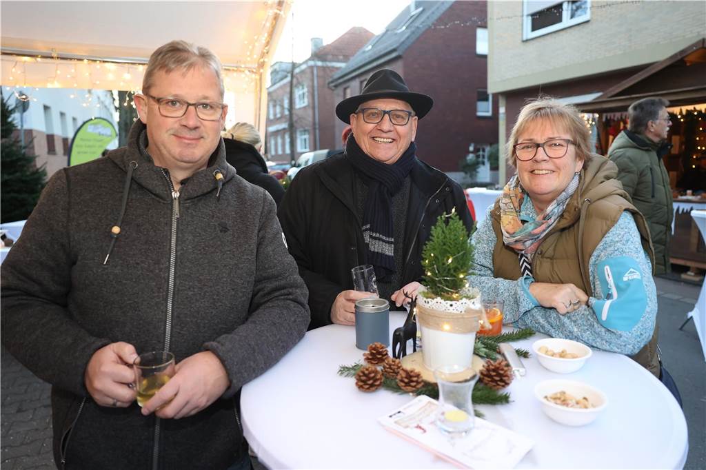 Ob drinnen in der Friedenskirche mit Musik und Gesang oder um die Friedenskirche herum - der Adventsmarkt in der Selmer Altstadt punktete auch am zweiten Tag - Samstag, 30. November - mit schöner Atmosphäre.
