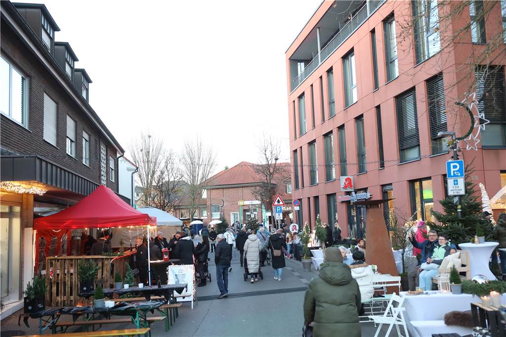 Ob drinnen in der Friedenskirche mit Musik und Gesang oder um die Friedenskirche herum - der Adventsmarkt in der Selmer Altstadt punktete auch am zweiten Tag - Samstag, 30. November - mit schöner Atmosphäre.