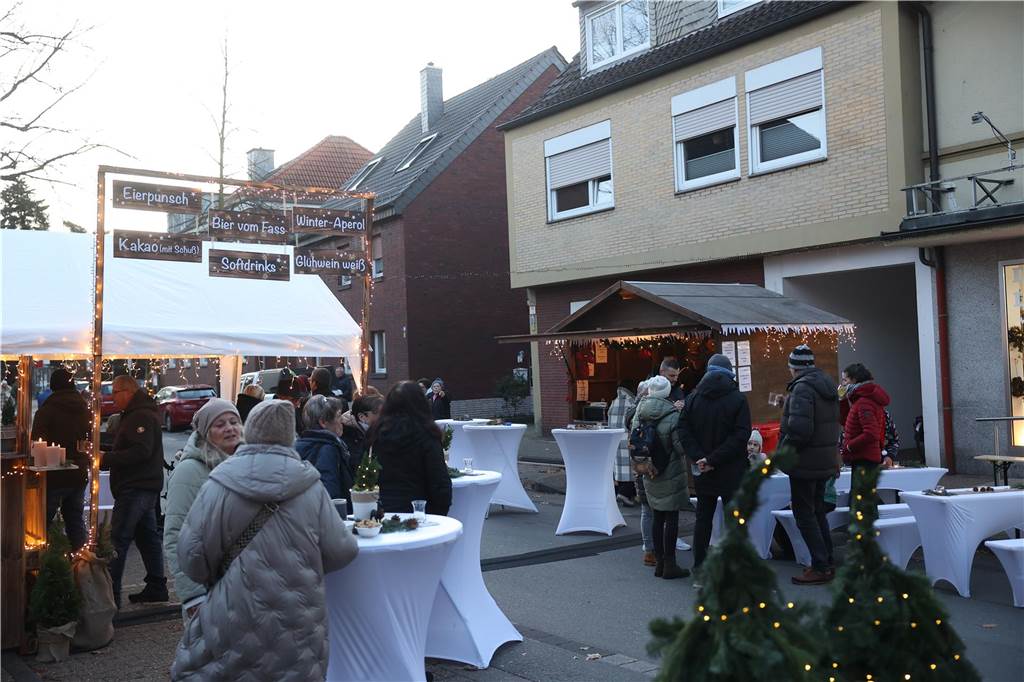 Ob drinnen in der Friedenskirche mit Musik und Gesang oder um die Friedenskirche herum - der Adventsmarkt in der Selmer Altstadt punktete auch am zweiten Tag - Samstag, 30. November - mit schöner Atmosphäre.