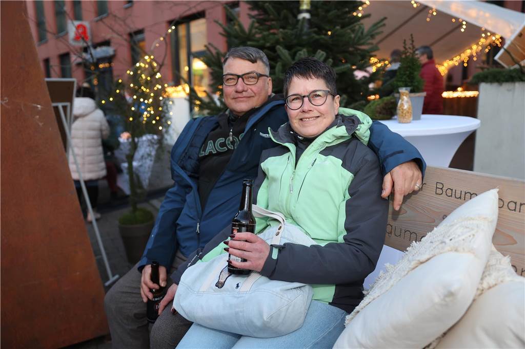Ob drinnen in der Friedenskirche mit Musik und Gesang oder um die Friedenskirche herum - der Adventsmarkt in der Selmer Altstadt punktete auch am zweiten Tag - Samstag, 30. November - mit schöner Atmosphäre.