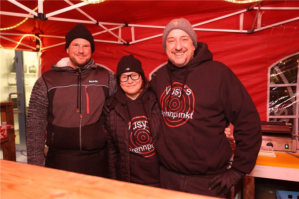 Ob drinnen in der Friedenskirche mit Musik und Gesang oder um die Friedenskirche herum - der Adventsmarkt in der Selmer Altstadt punktete auch am zweiten Tag - Samstag, 30. November - mit schöner Atmosphäre.