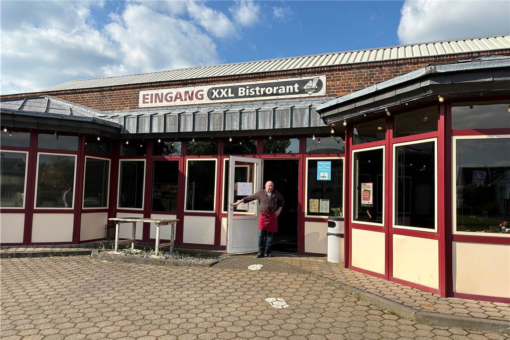 Mann vor Restaurant