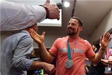 Ob er hier sein Handy noch hatte? Eishockey-Nationalspieler Yannic Seidenberg. Foto: