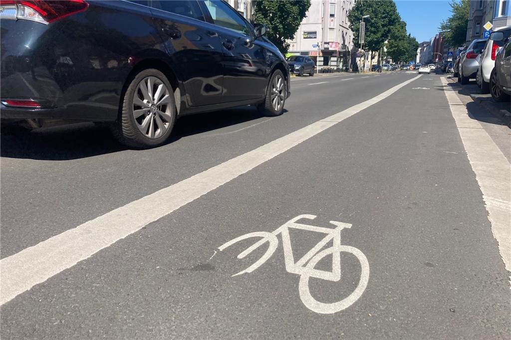 Neuer Zeitplan: Wann rücken wieder die Bagger in der Saarlandstraße an? Ein Radfahrstreifen auf der Saarlandstraße in Dortmund