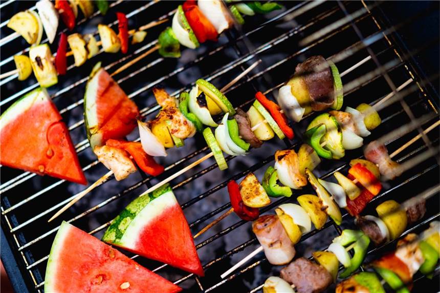 Es brutzelt wieder: Öffentliche Grillplätze in NRW für laue Abende Ob Früchte, Käse, Fleisch oder Gemüse - die Mischung macht's.