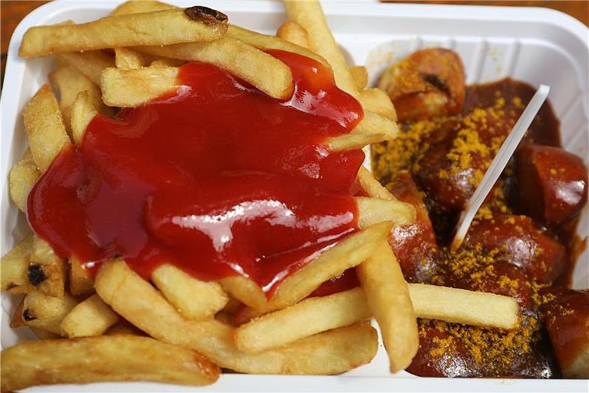 Kantinen-Hitliste: Currywurst seit 26 Jahren auf der Eins Ob gesund oder nicht gesund - Currywurst wird in deutschen Kantinen sehr gerne gegessen. Foto: Oliver Berg
