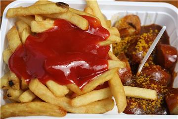 Ob gesund oder nicht gesund - Currywurst wird in deutschen Kantinen sehr gerne gegessen. Foto: Oliver Berg