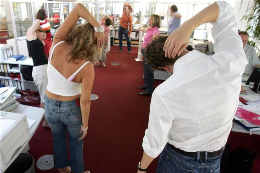 Bei der Arbeit am besten spielerische Elemente einbauen Ob Gymnastik oder Treppensteigen: Es gibt viele Möglichkeiten, sich im Büro etwas fit zu halten. Foto: Gero Breloer