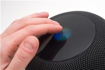 Ob „Hey Siri“ oder ein Fingertipper zum Aufwachen auf den Deckel: Der Homepod wird überwiegend per Sprache gesteuert. Dass Siri mithört, zeigt die bunte Animation im Display an. Foto: Andrea Warnecke