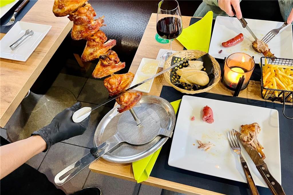 Wer Fleisch mag, isst im Vá Nessa Brasil genau richtig Rodizio