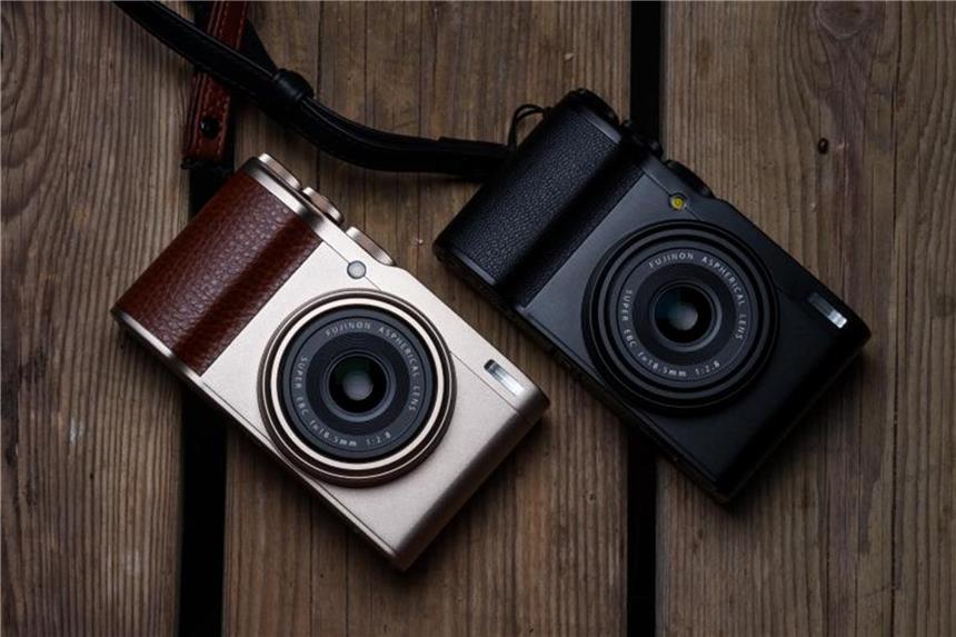 Kompaktkamera mit Spiegelreflex-Sensor und Festbrennweite Ob in Gold oder Schwarz: Die Fujifilm XF10 verspricht mit ihrem APS-C-Sensor eine hohe Bildqualität. Foto: Fujifilm