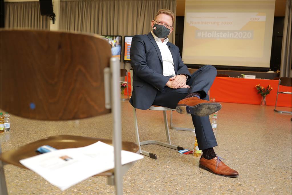 Parteitag mal anders: Dortmunder SPD und CDU gehen ungewöhnliche Wege OB-Kandidat Andreas Hollstein trägt beim Parteitag der CDU in der Aula der Gesamtschule Scharnhorst eine Maske.