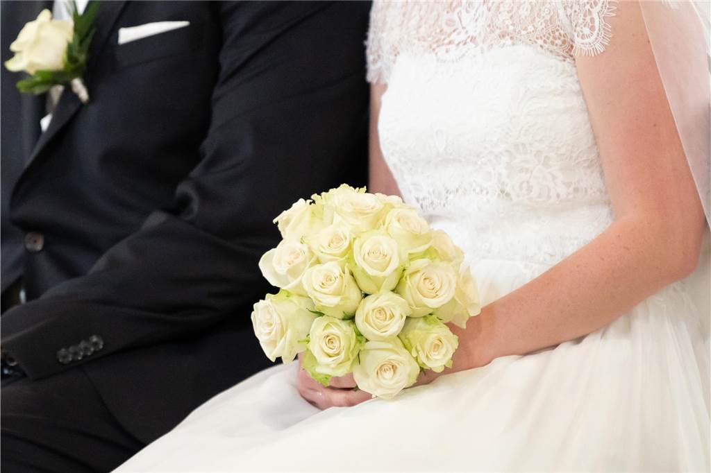 Nach 22 Jahren Beziehung: Gitta und Dirk Bergmann heiraten in Schwerte Ein Brautpaar sitzt während ihrer Trauung in der Kirche.