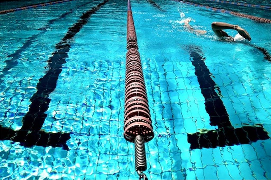 Hier kommen Sie zum Zug: 9 beliebte Sportbäder in NRW trennlinien in einem becken